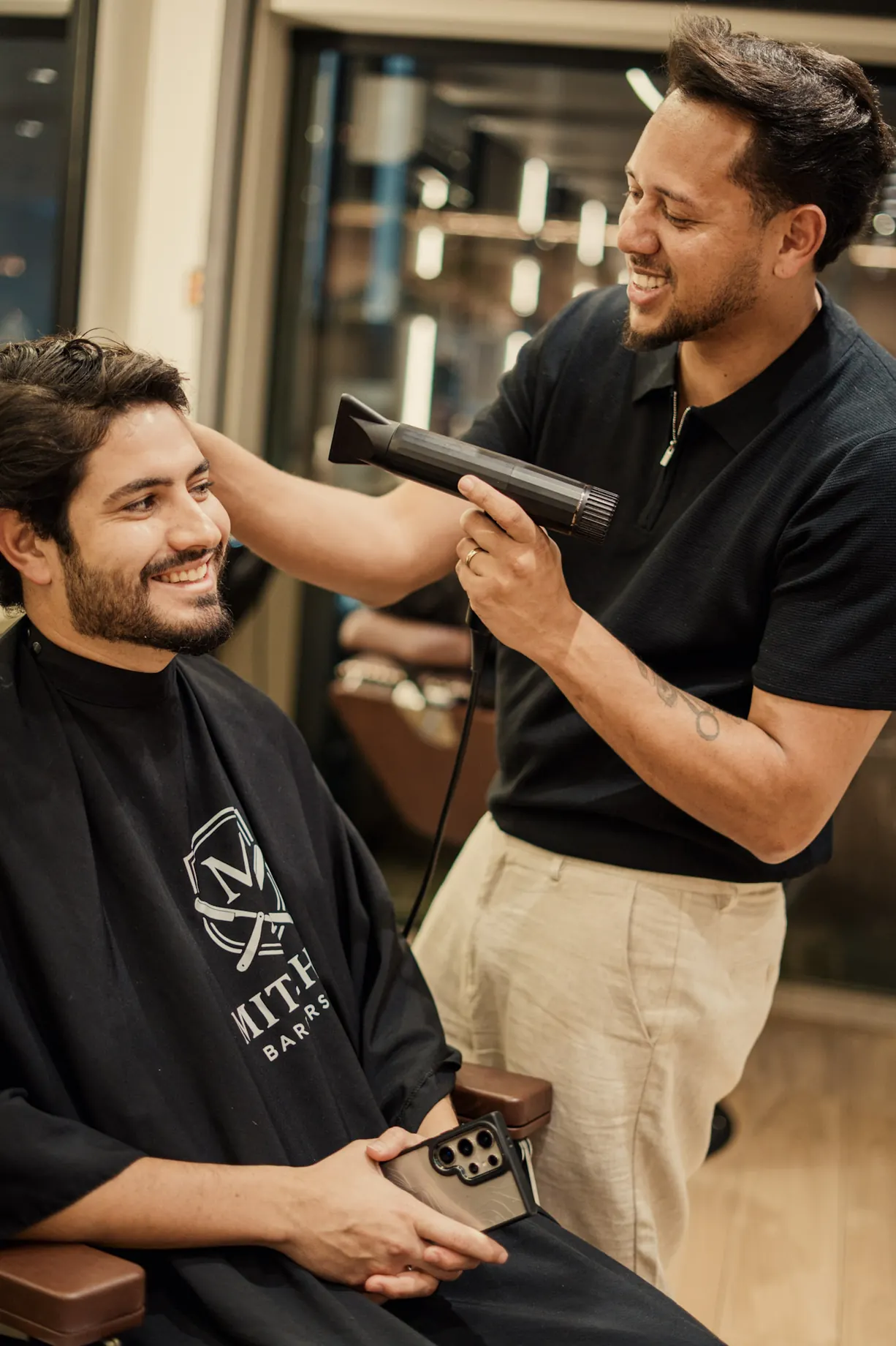 Profissional atendendo cliente na Mitchel