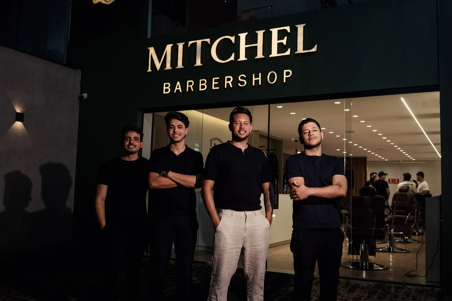 Equipe reunida na fachada da Mitchel