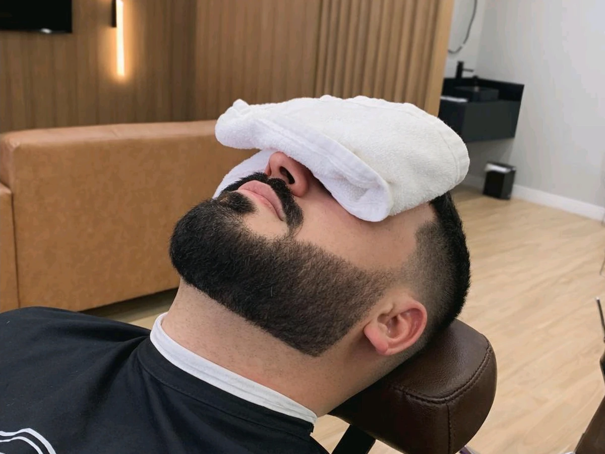 Consultoria express de barba com acabamento técnico de navalha